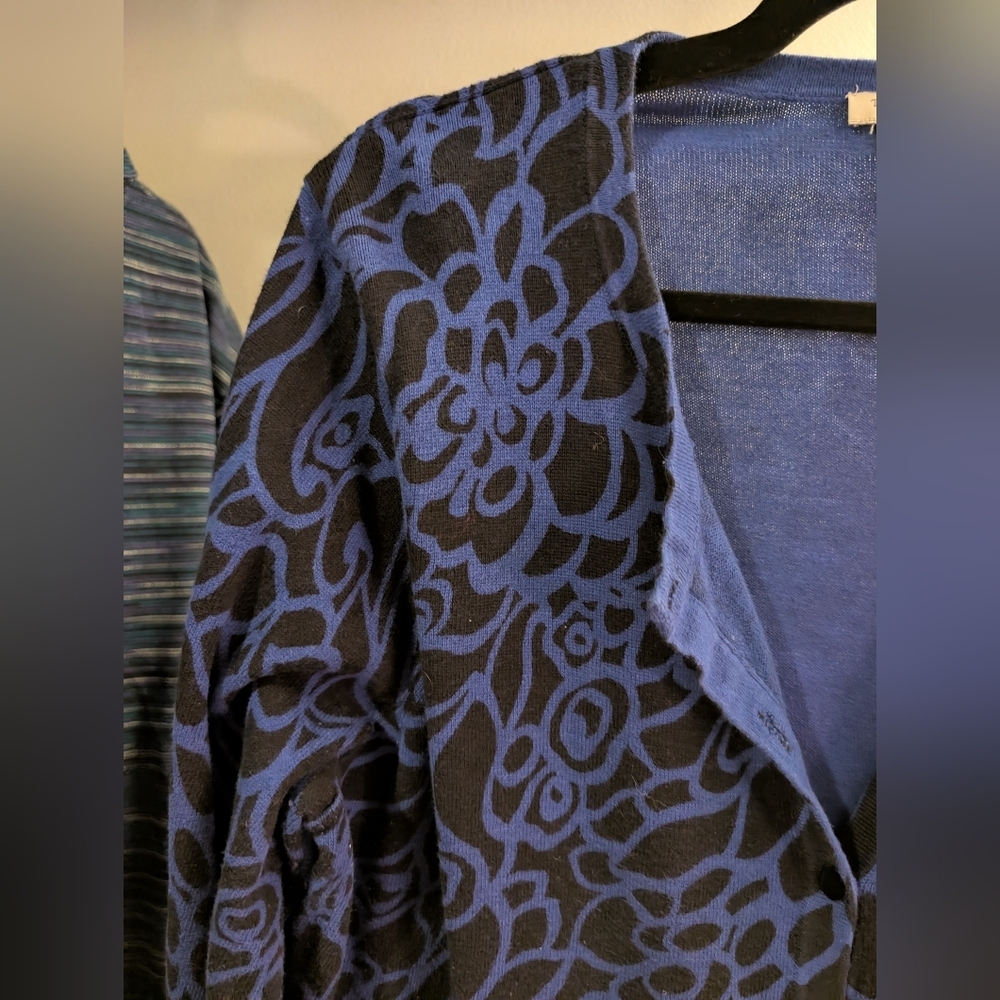 Talbots Woman Blue and Black Floral Patterned Cardigan Sweater in Size 1X - Picture 3 of 13